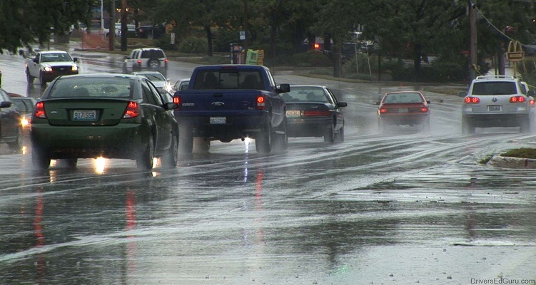 نصائح لقيادة السيارة تحت المطر