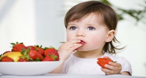 كيف تعودين طفلك على عادات غذائية صحية؟