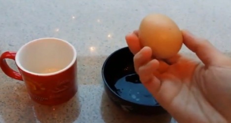 بالفيديو : طريقة سهلة لتقشير البيض المسلوق