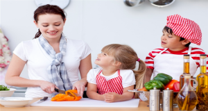 كيف تعلمى طفلك فن الطبخ؟