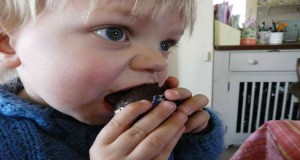 مخاطر تناول الحلويات و تأثيرها على صحة طفلك