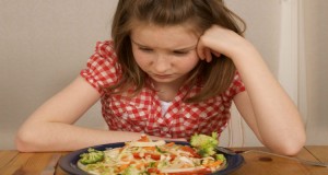 ماذا تفعلى عندما يرفض طفلك تناول الطعام؟