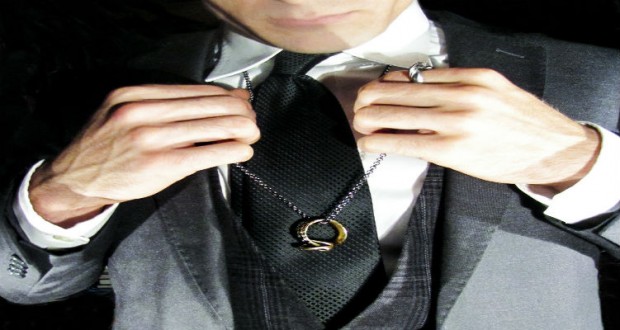 men-wearing-necklace-luxury-fashion-menswear-gold-snake-naga-nico-labarbera-crop1_1024x1024