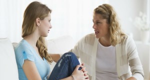 كيف تتعاملين مع ابنتك فى سن المراهقة؟
