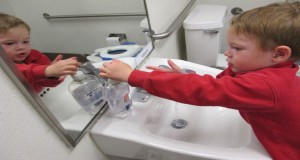 كيف تعلمى طفلك النظافة الشخصية؟