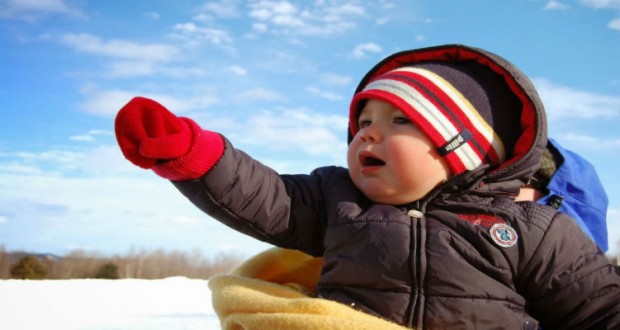 كيف تحمى طفلك من برد الشتاء؟