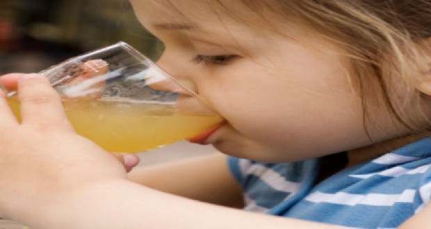 girl-drinking-apple-juice