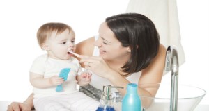 أهمية تنظيف لثة الطفل قبل بروز الأسنان يمنع التسوس